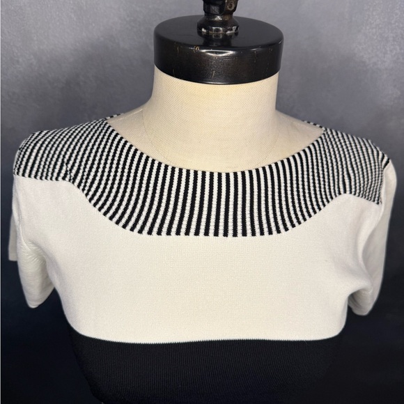 Notations Monochrome Striped Knit Top - Size Medium - Picture 2 of 7
